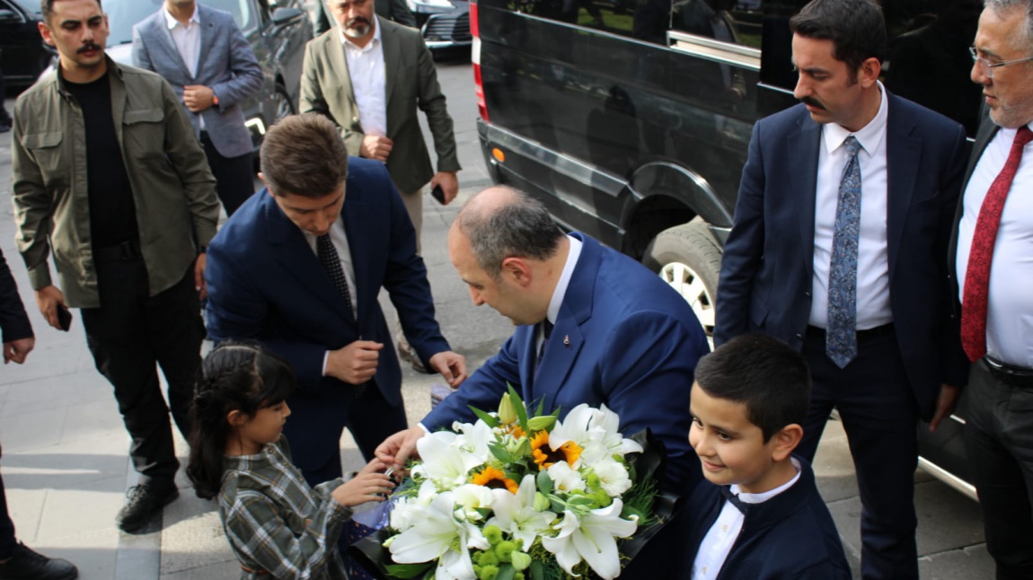 Sanayi Bakanımızın İlimizi Ziyaretinde Okulumuz Öğrencileri Çiçek Takdiminde Bulundu