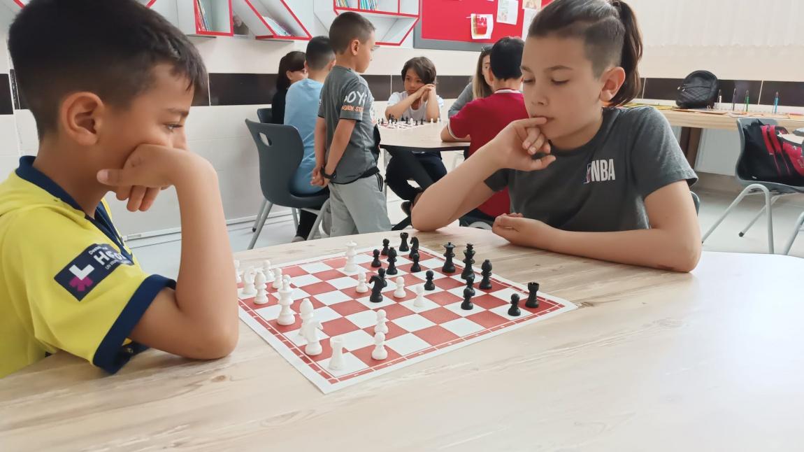 Satranç Turnuvası Şampiyonları Ahmet Enes Teryaki ve Mahmut Soylu